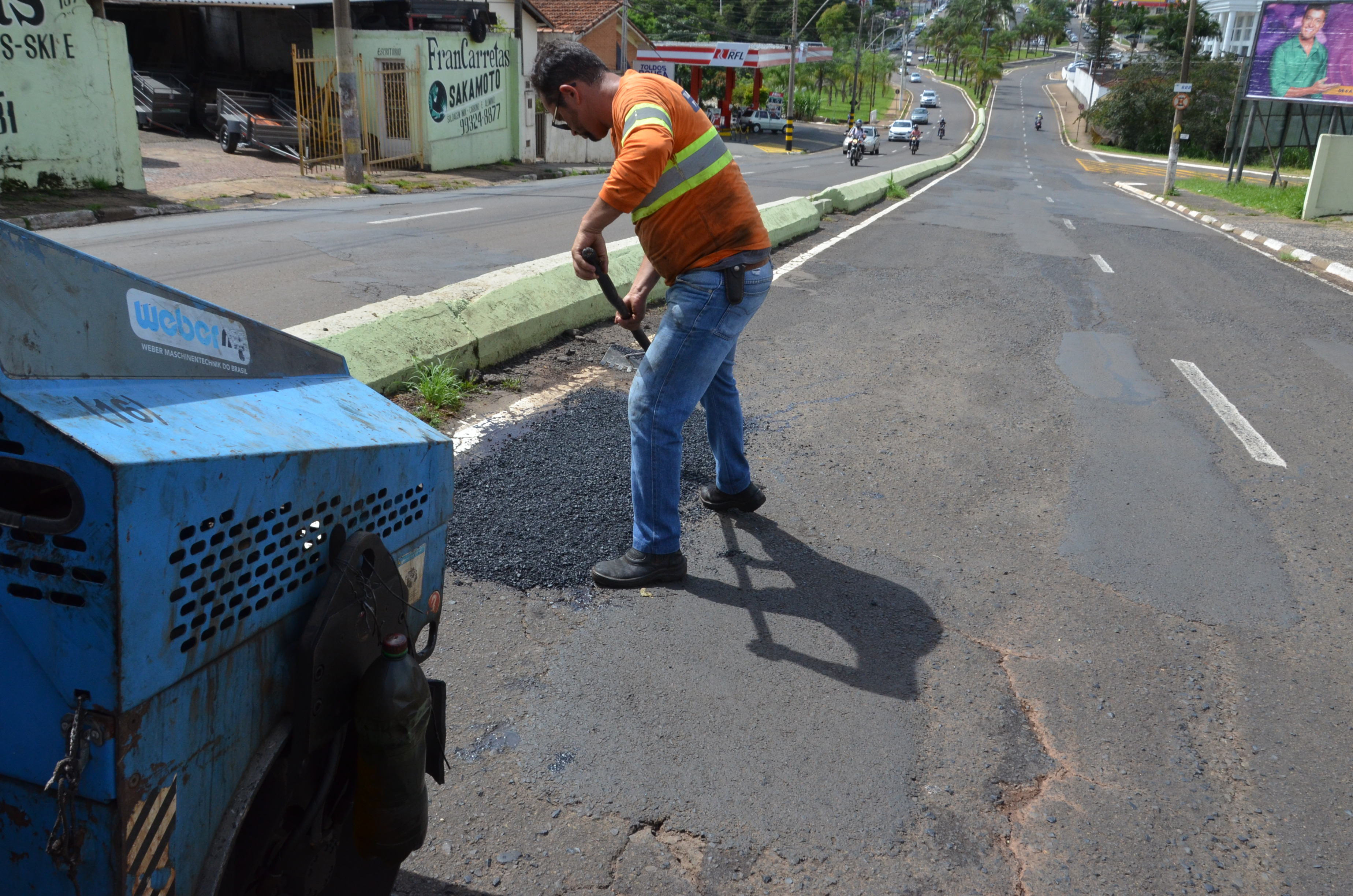 Equipes do remendo asfáltico continuam percorrendo a cidade