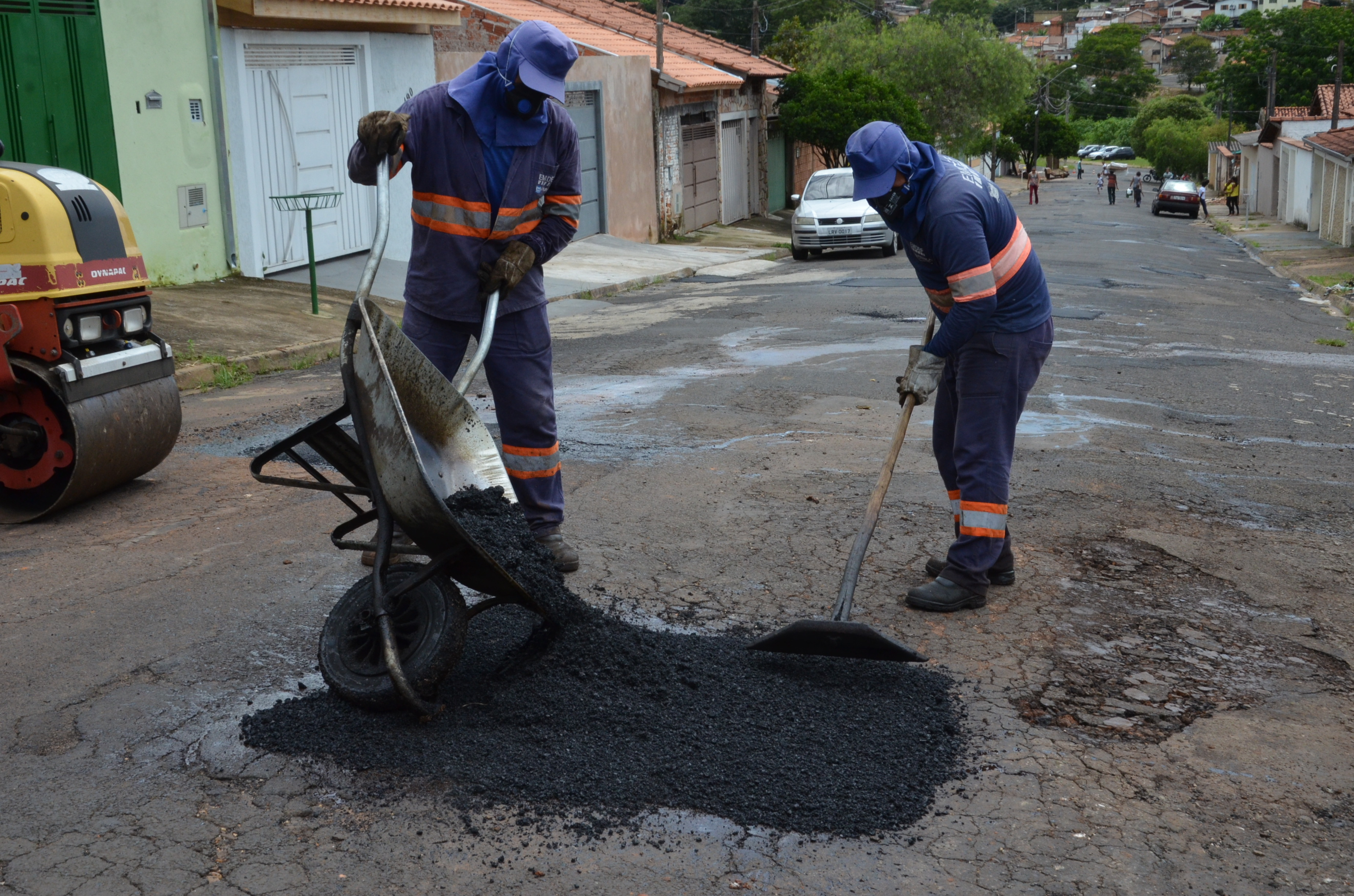 Prefeitura avança com o remendo asfáltico