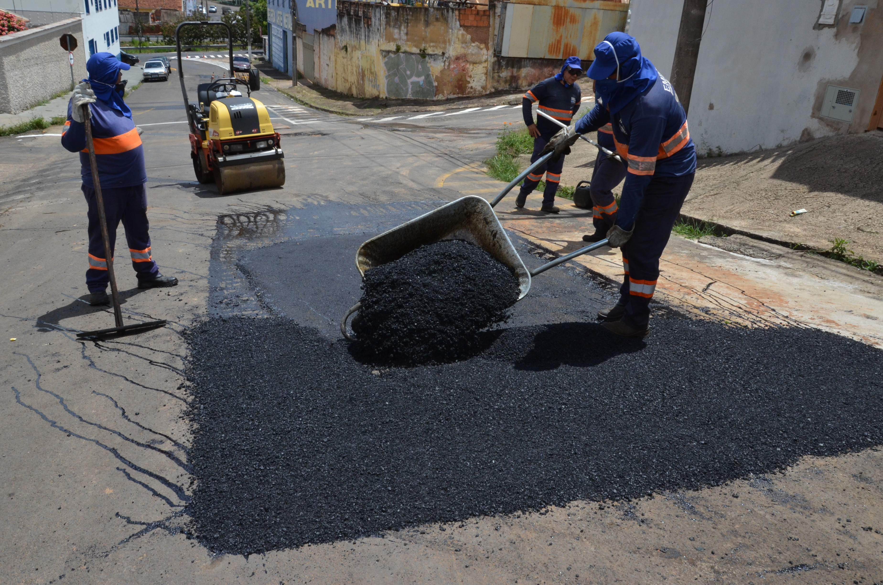 Com cinco equipes remendos melhora vias da cidade