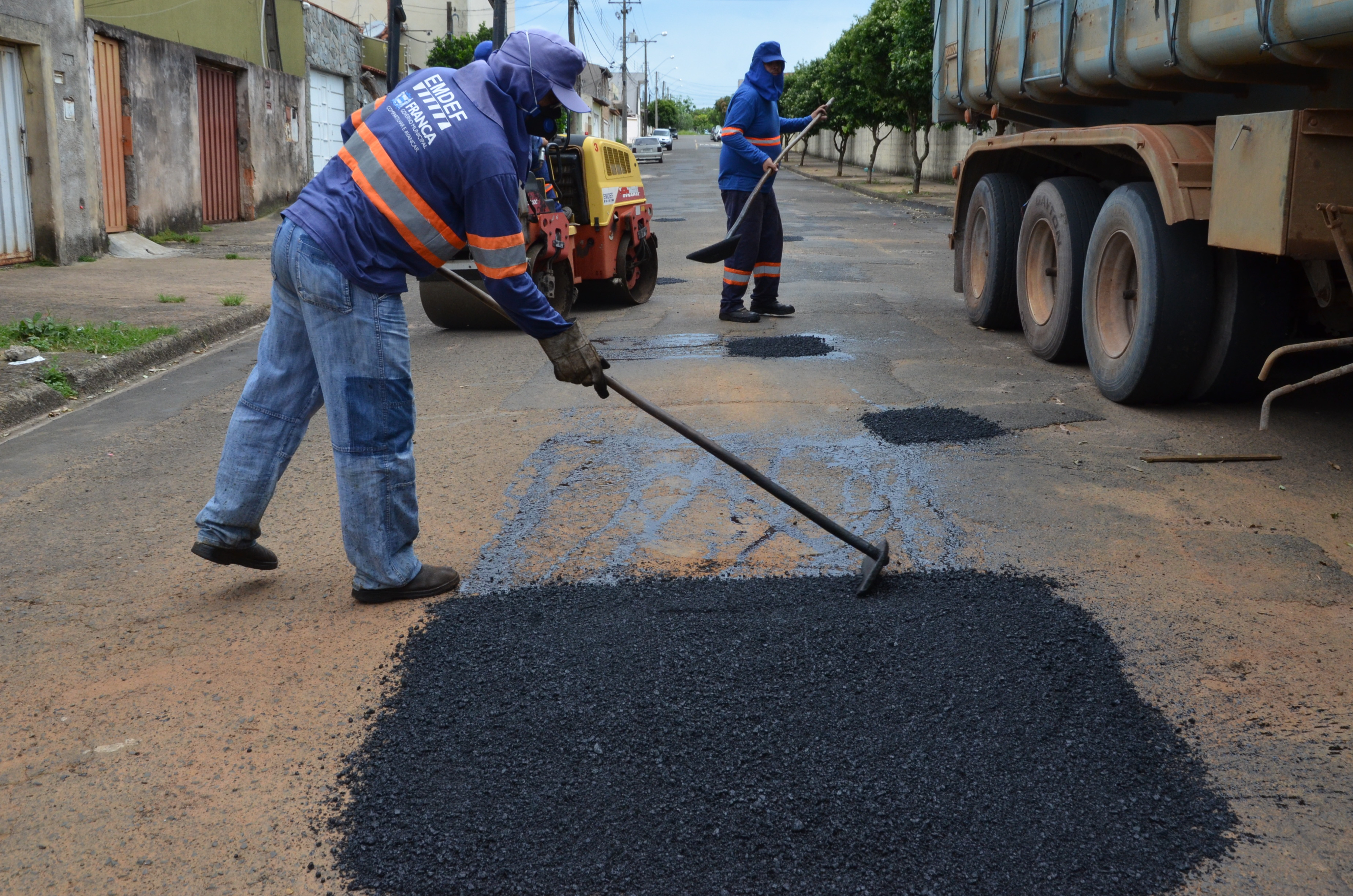 Remendo asfáltico continua por toda cidade