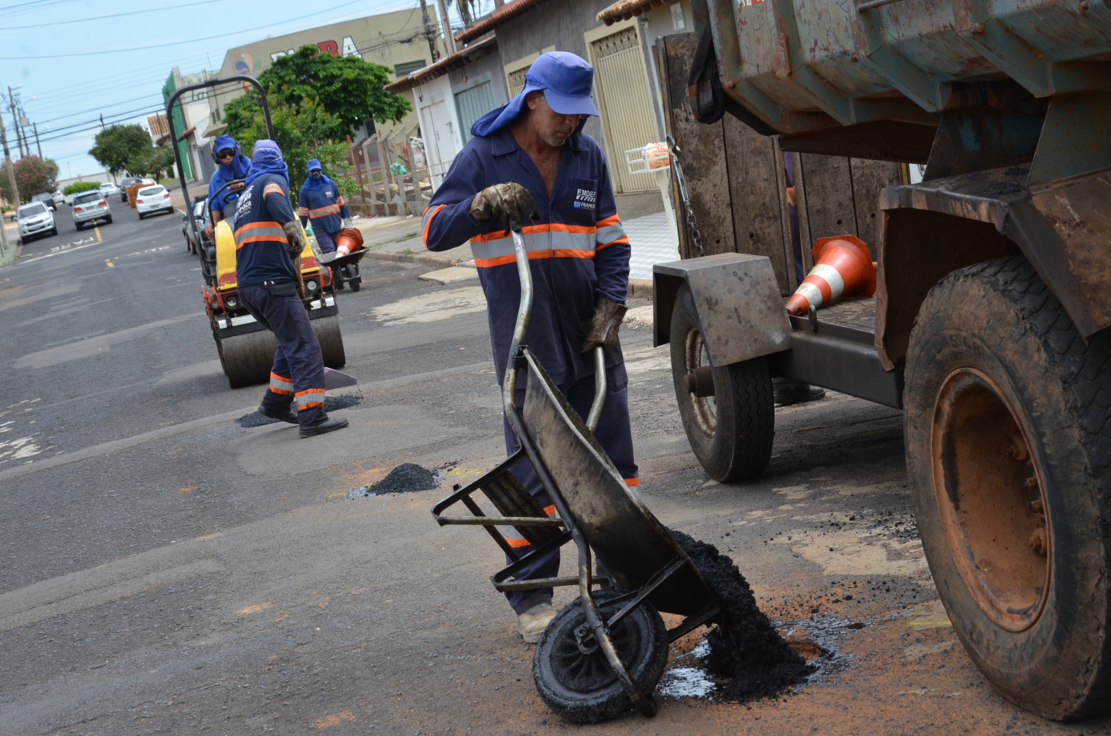 Prefeitura intensifica serviços de remendo asfáltico