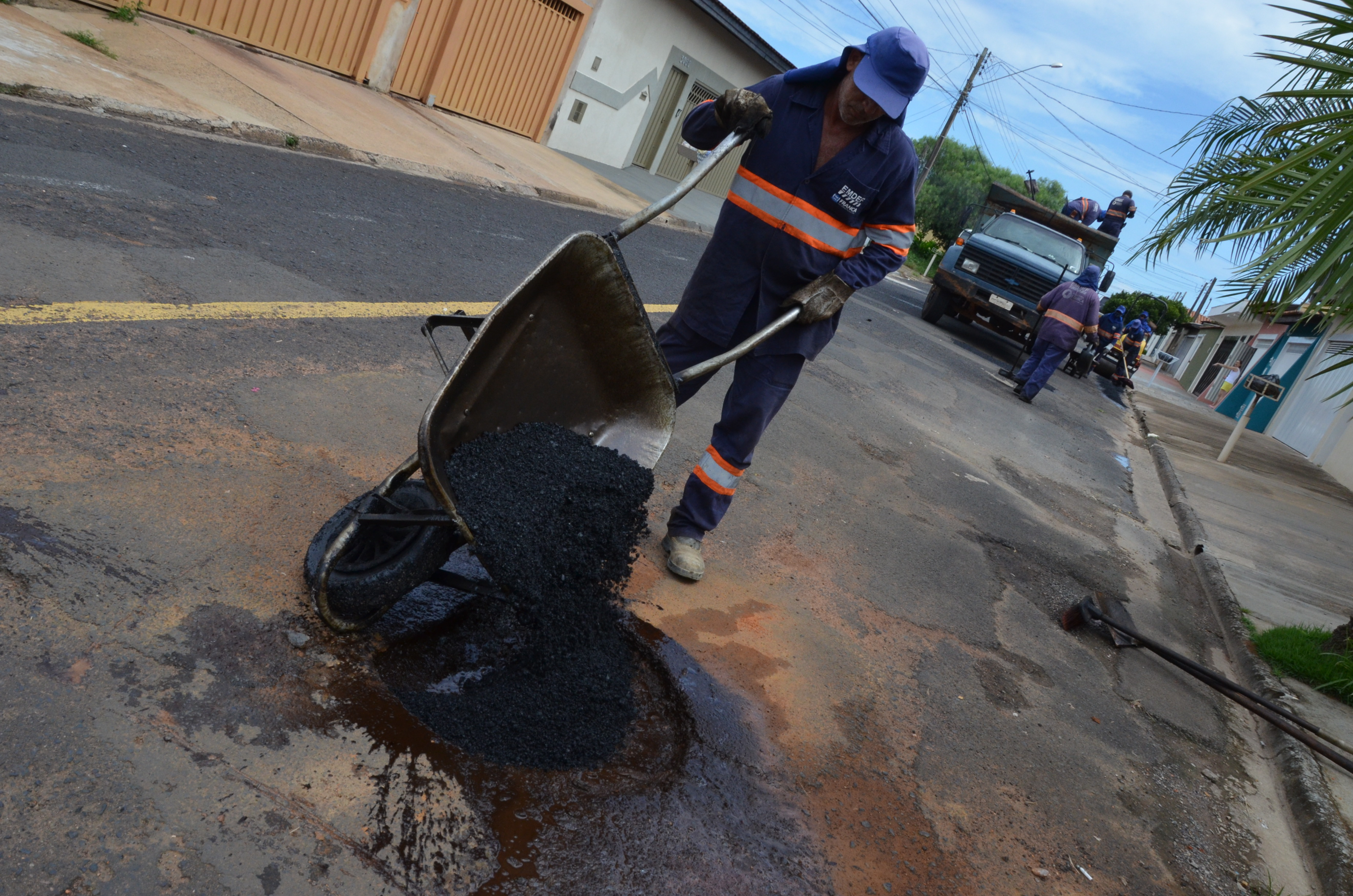 Manutenção asfáltica melhora vias da cidade