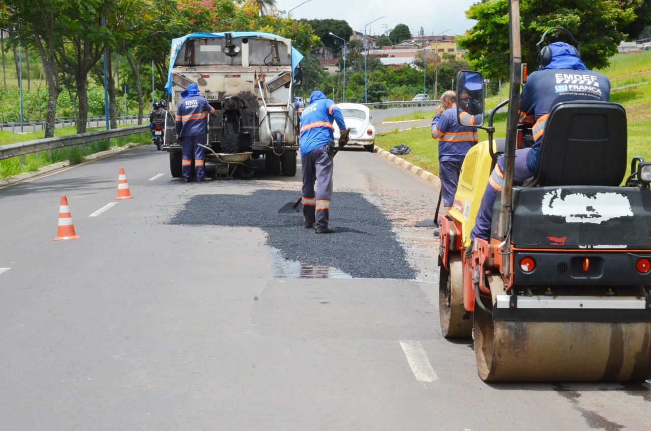 Remendo asfáltico continua pelas ruas da cidade