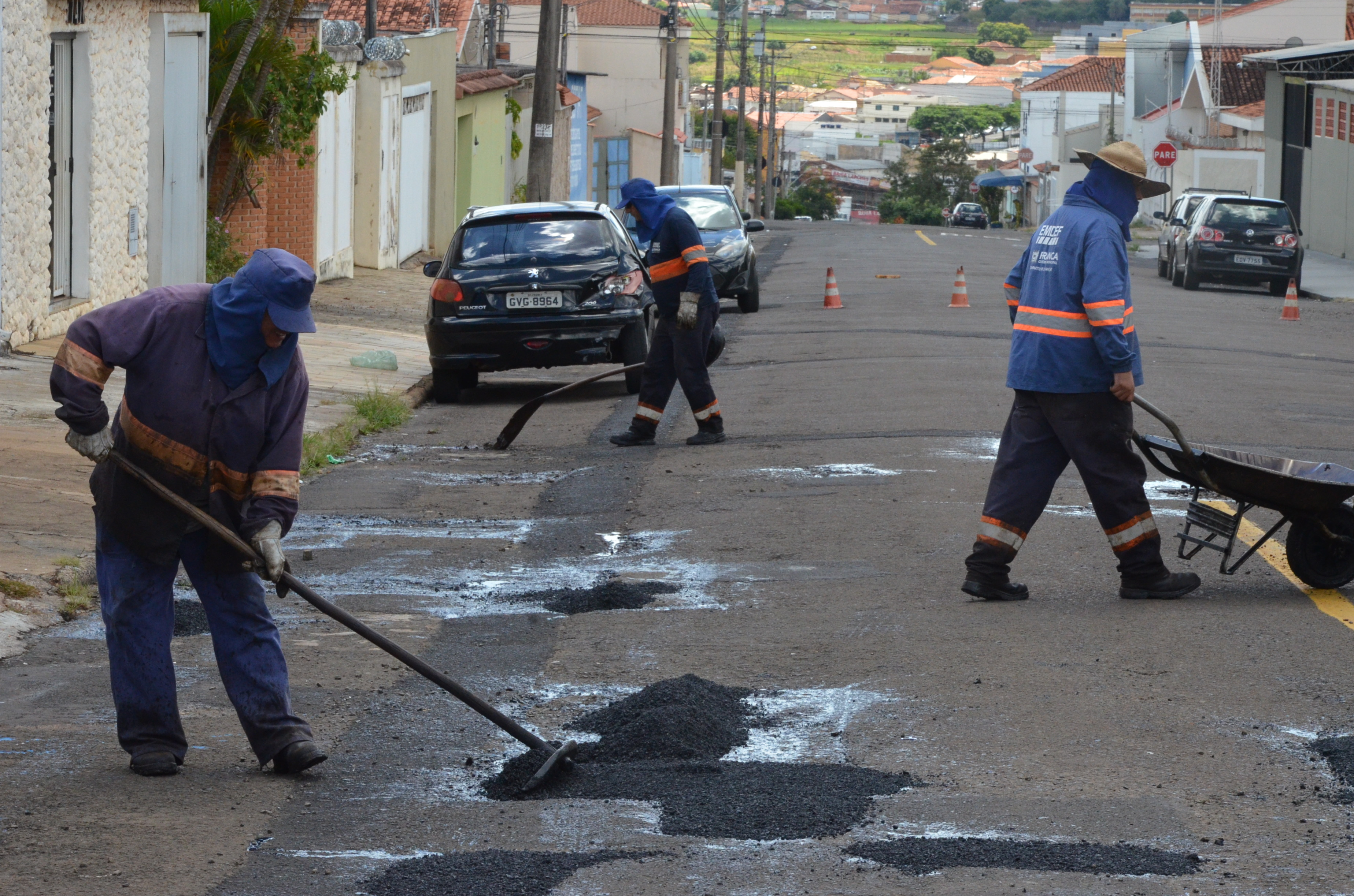 Remendo asfáltico continua em toda a cidade