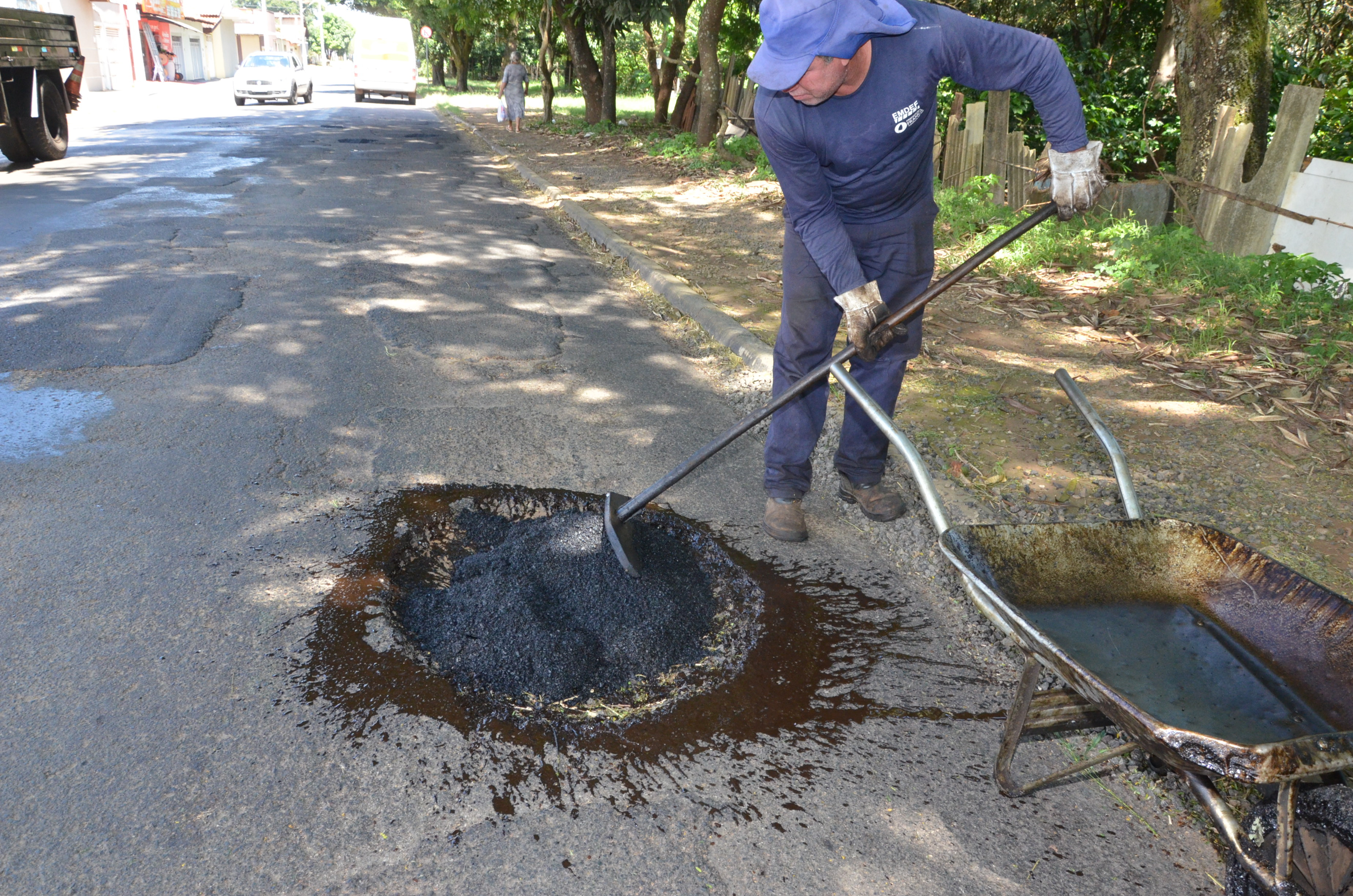 Prefeitura realiza remendo asfáltico nas ruas nesse sábado