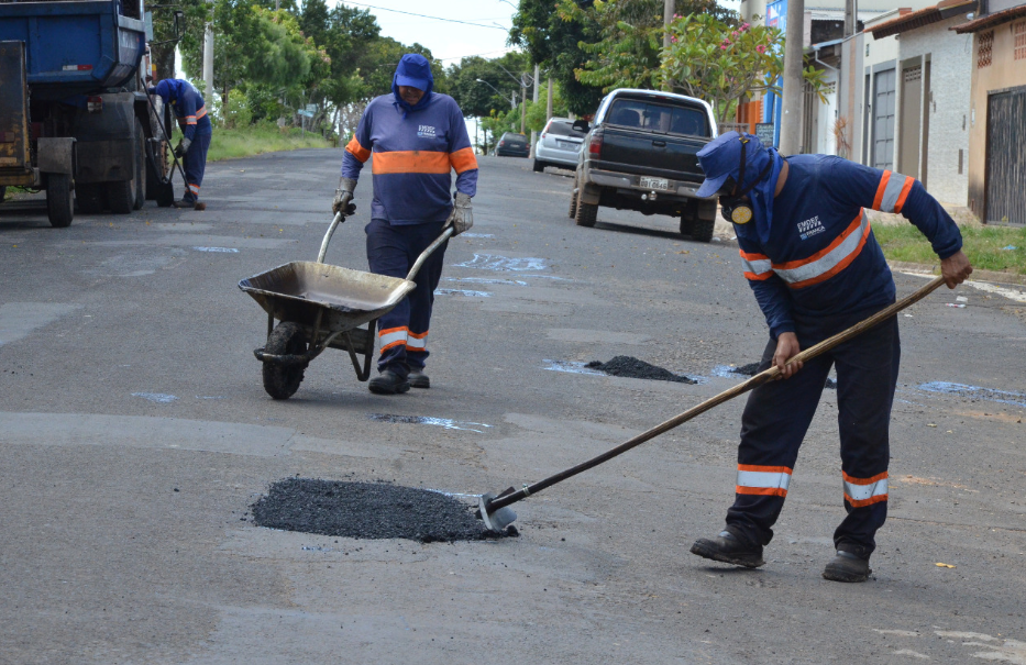 Remendo asfáltico volta a ser feito com 4 equipes