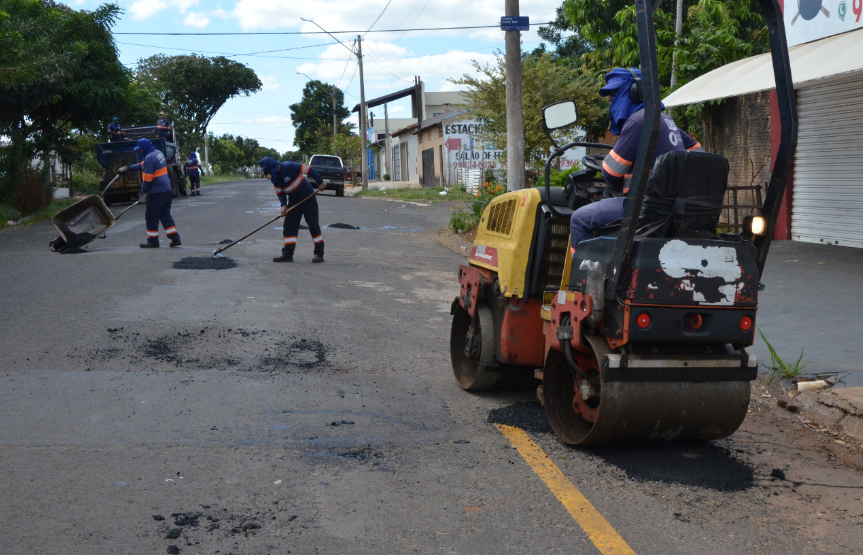 Prefeitura inicia semana com 5 equipes de remendo asfáltico