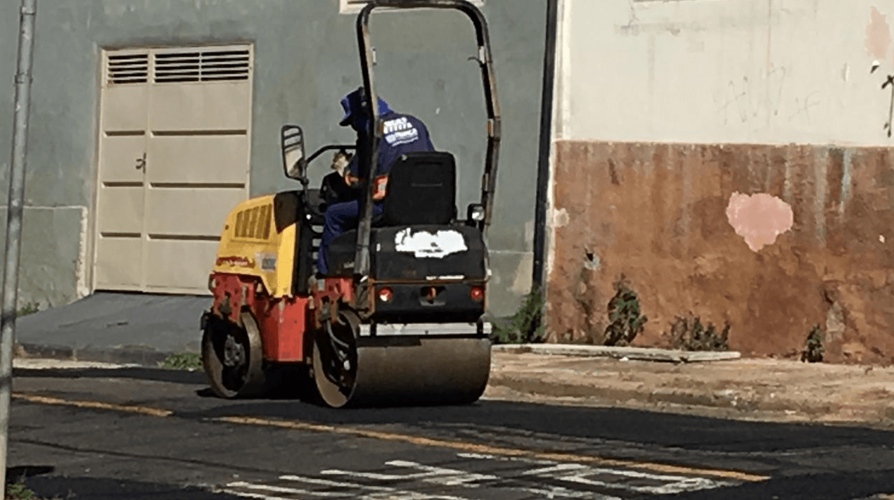 Prefeitura mantém 4 equipes fazendo remendo asfáltico