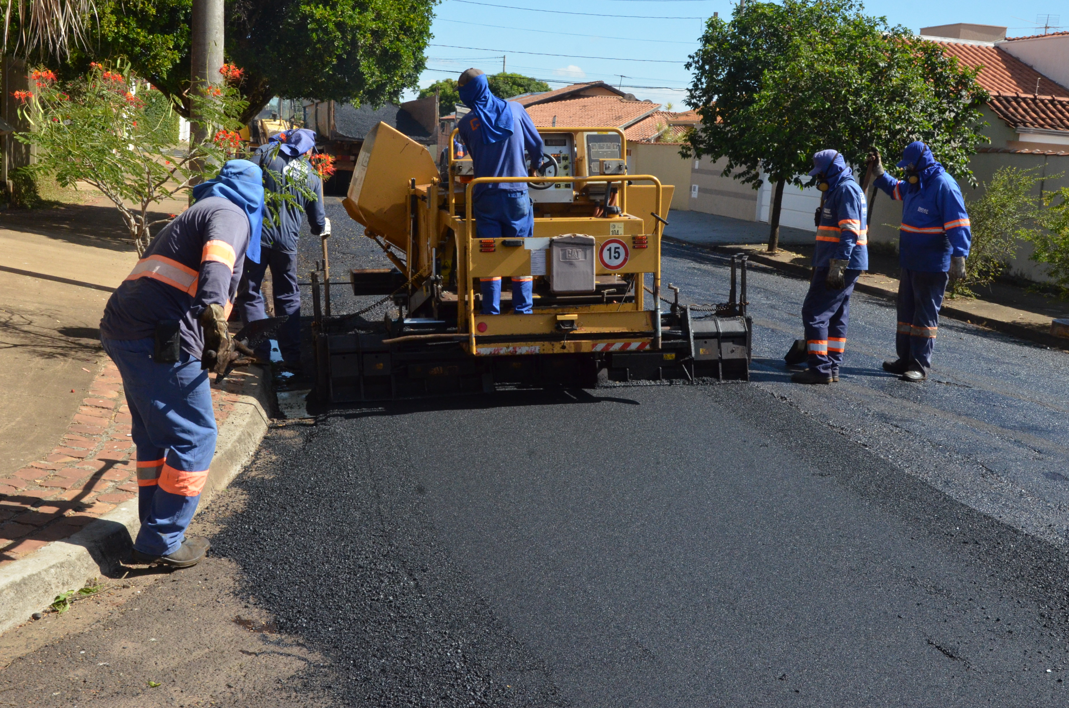 Remendo asfáltico e limpeza no Horto e City Petrópolis