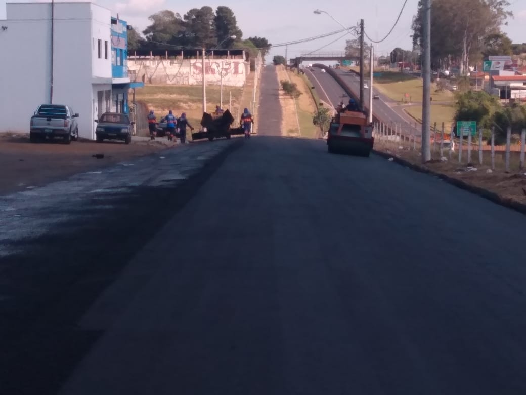 Equipes da Prefeitura realizam serviços de recapeamento