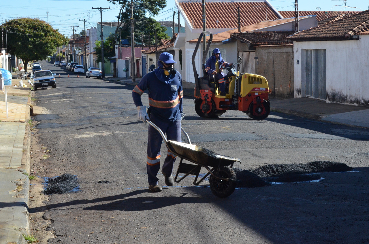 Remendo asfáltico prossegue pela cidade