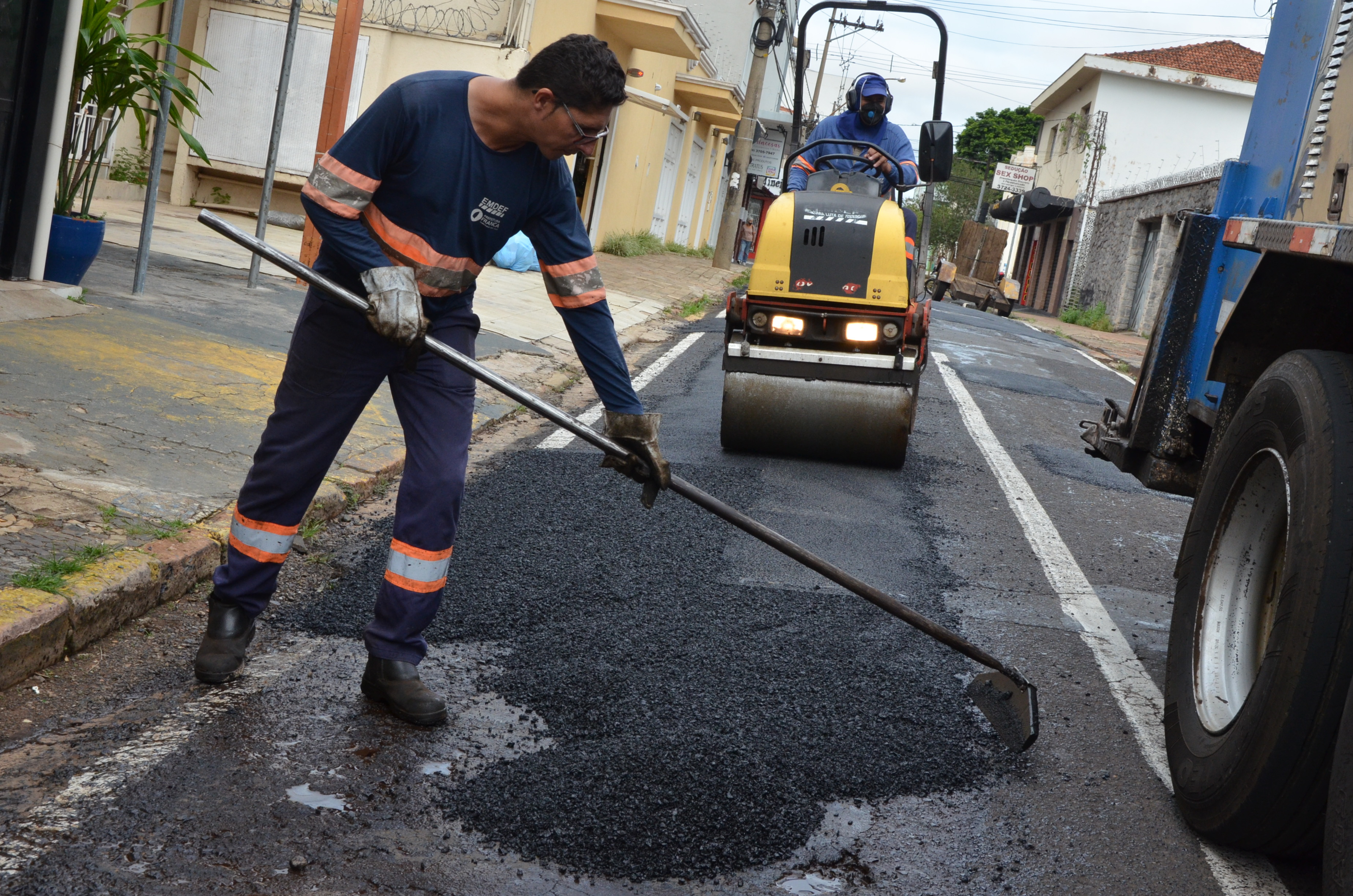 Prefeitura intensifica serviços de remendo asfáltico