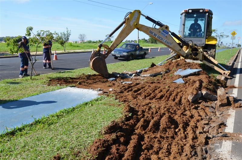 Prefeitura atende usuários e abre passagem em canteiro da Avenida Jaime Tellini