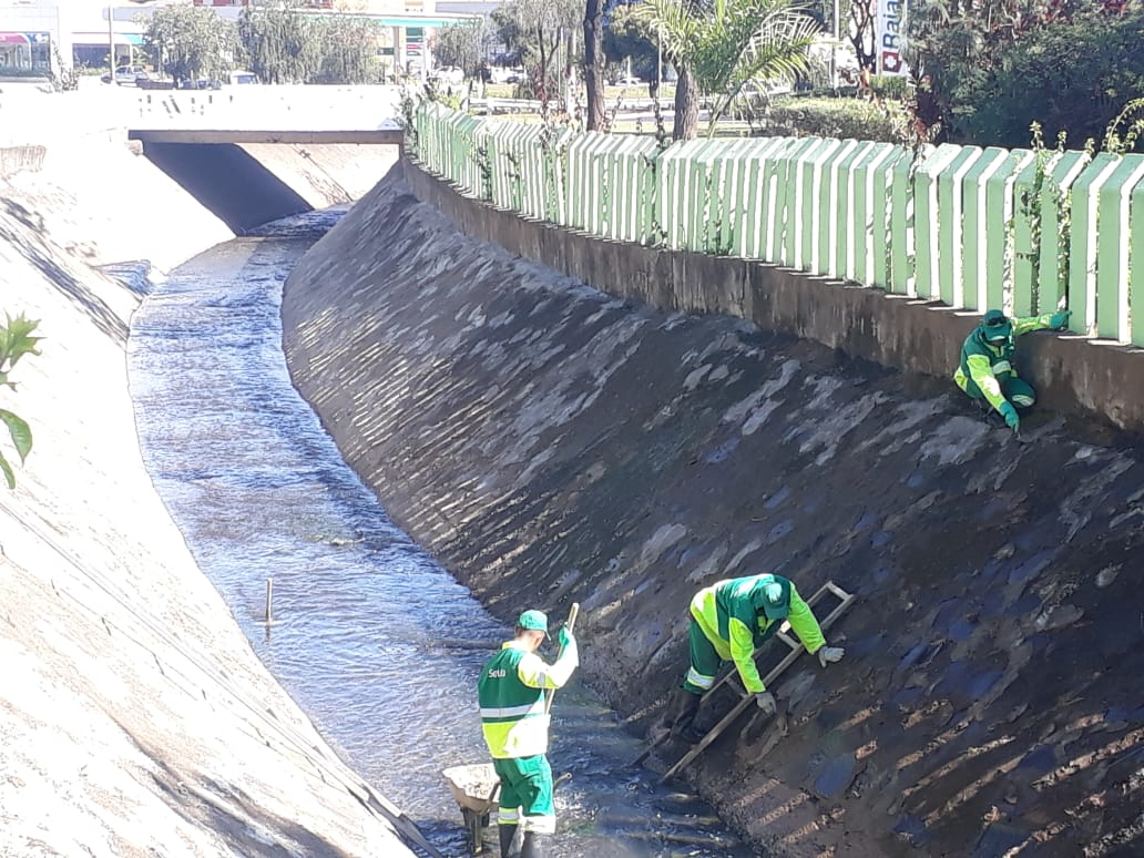 Córregos dos Bagres e Cubatão recebem manutenção
