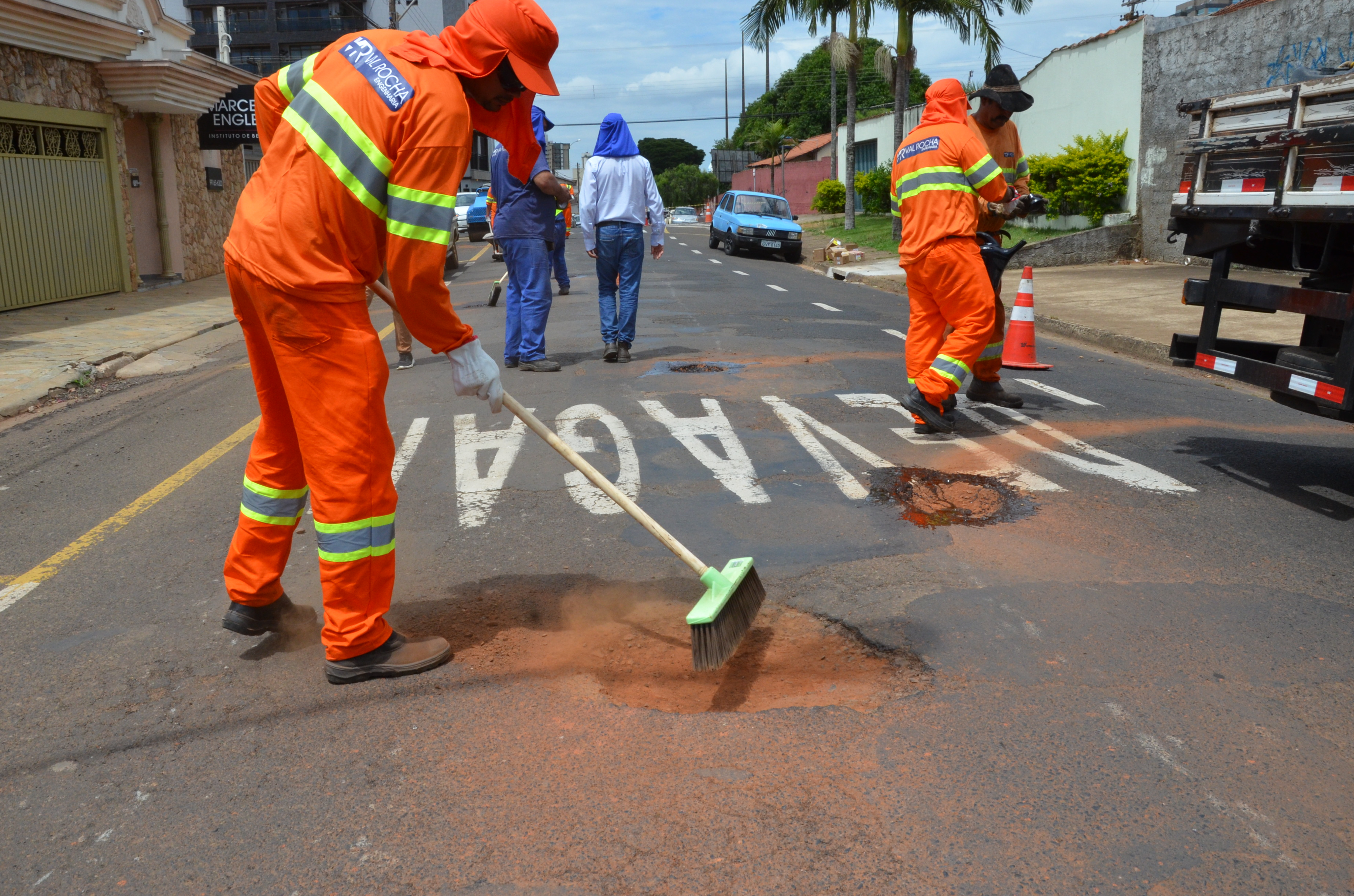 Remendo asfáltico continua percorrendo vários bairros