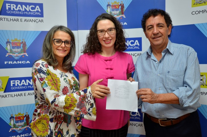 Contemplada recebe prêmio do Prêmio IPTU em Dia