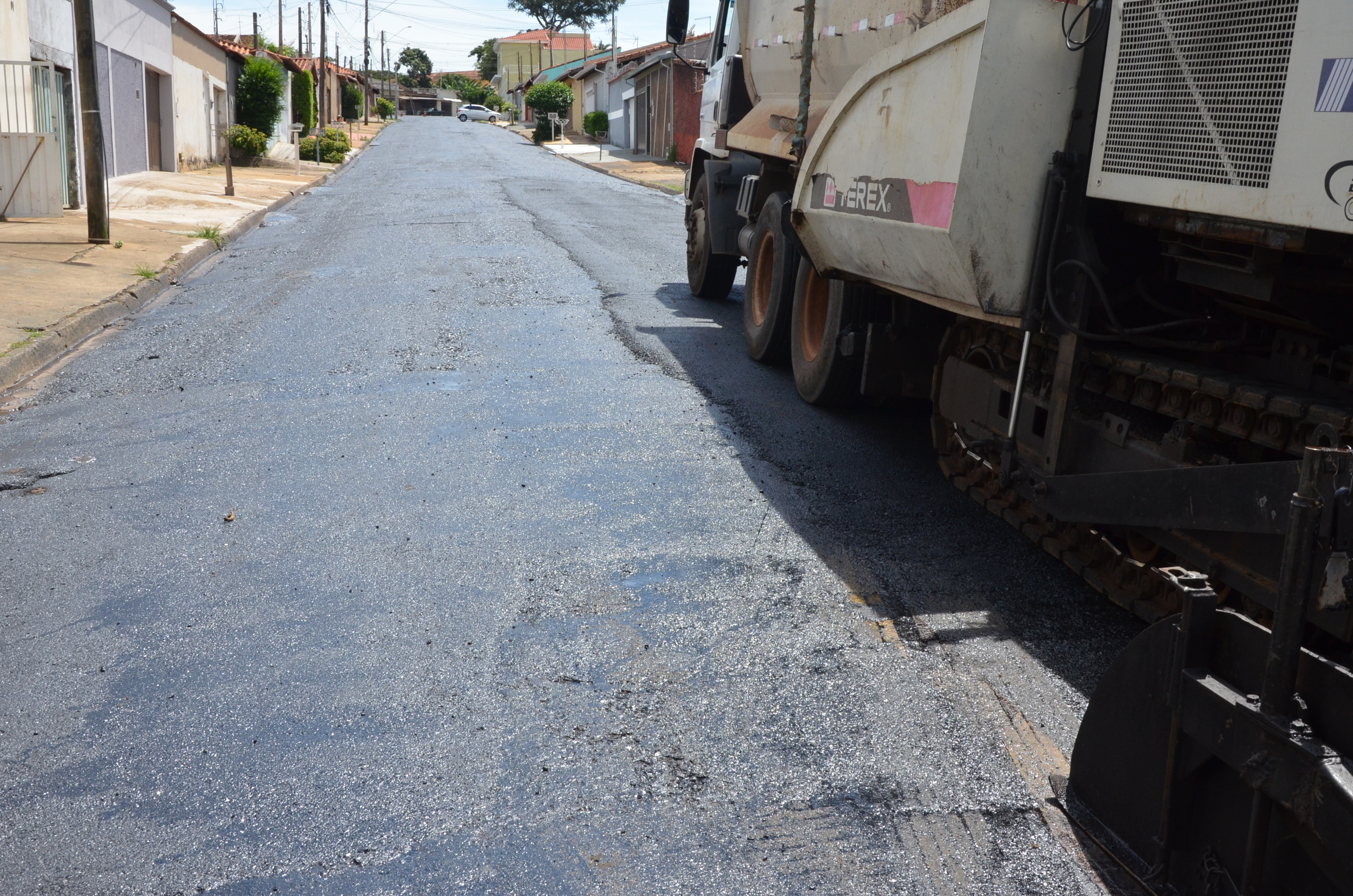 Recapeamento com asfalto novo avança no Primeira e Ângela Rosa