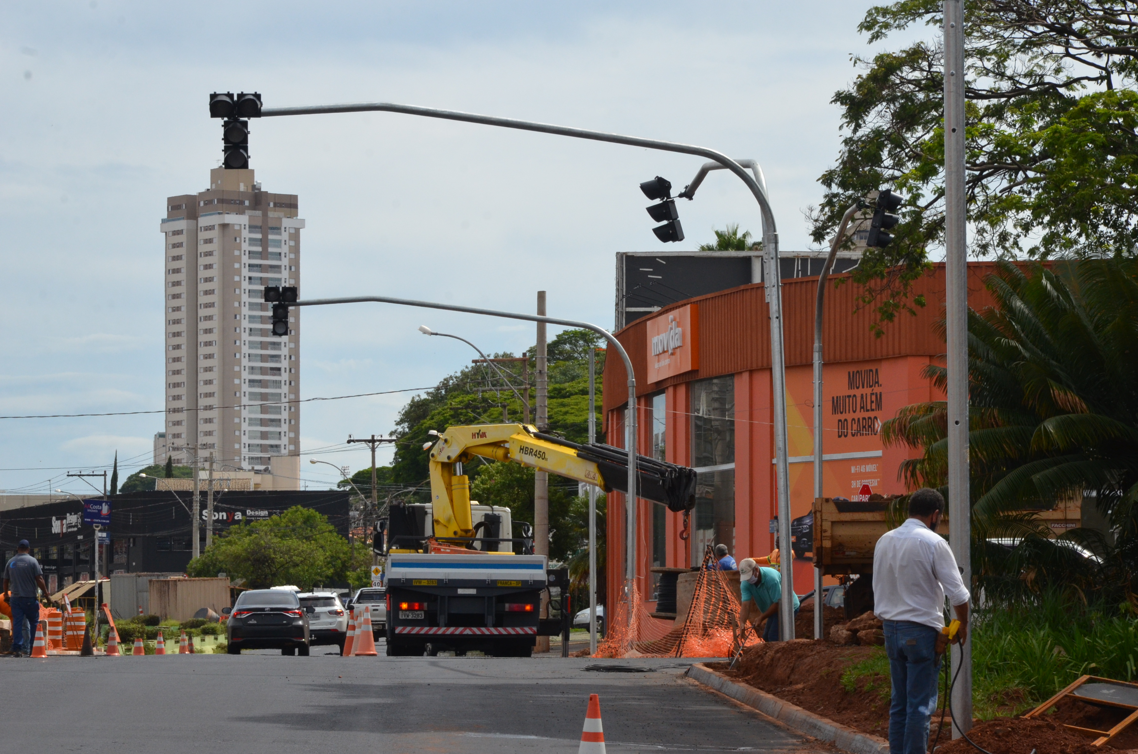 Champagnat recebe estrutura de semáforos e tem trânsito parcial