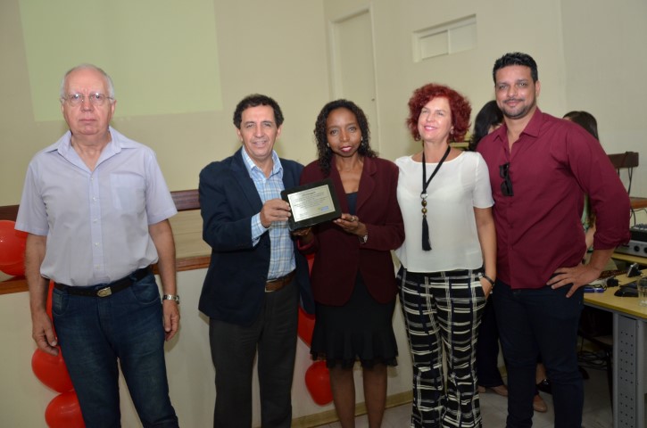 Homenagem: Pesquisadora compartilha experiências com servidoras