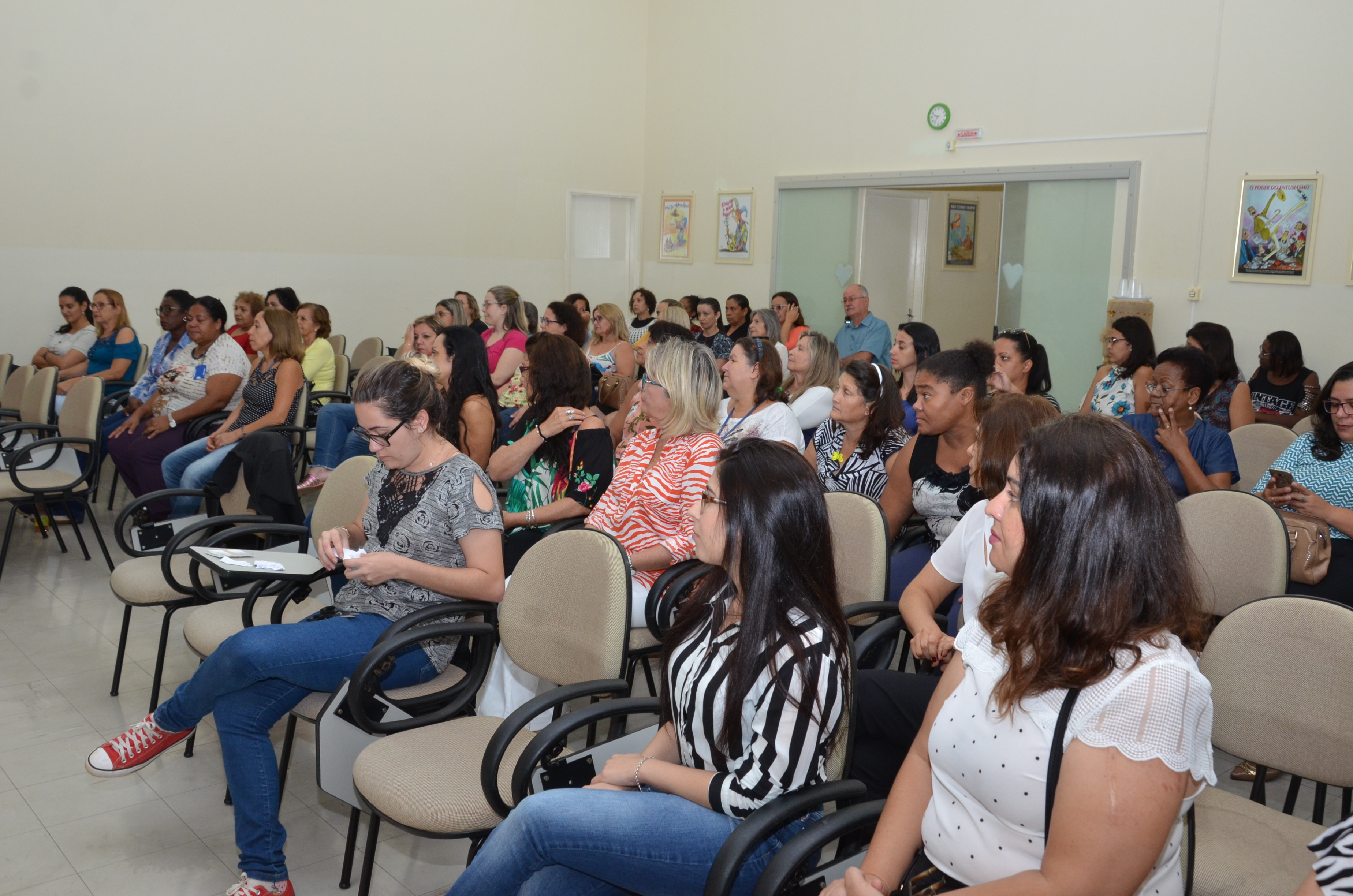 Flor de Maio presta homenagem às servidoras