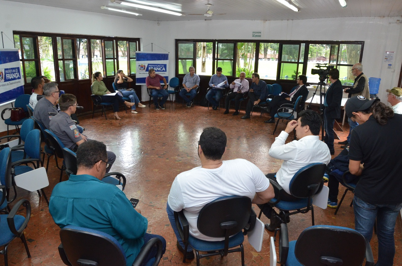 Reunião discute saída para indústrias e trabalhadores