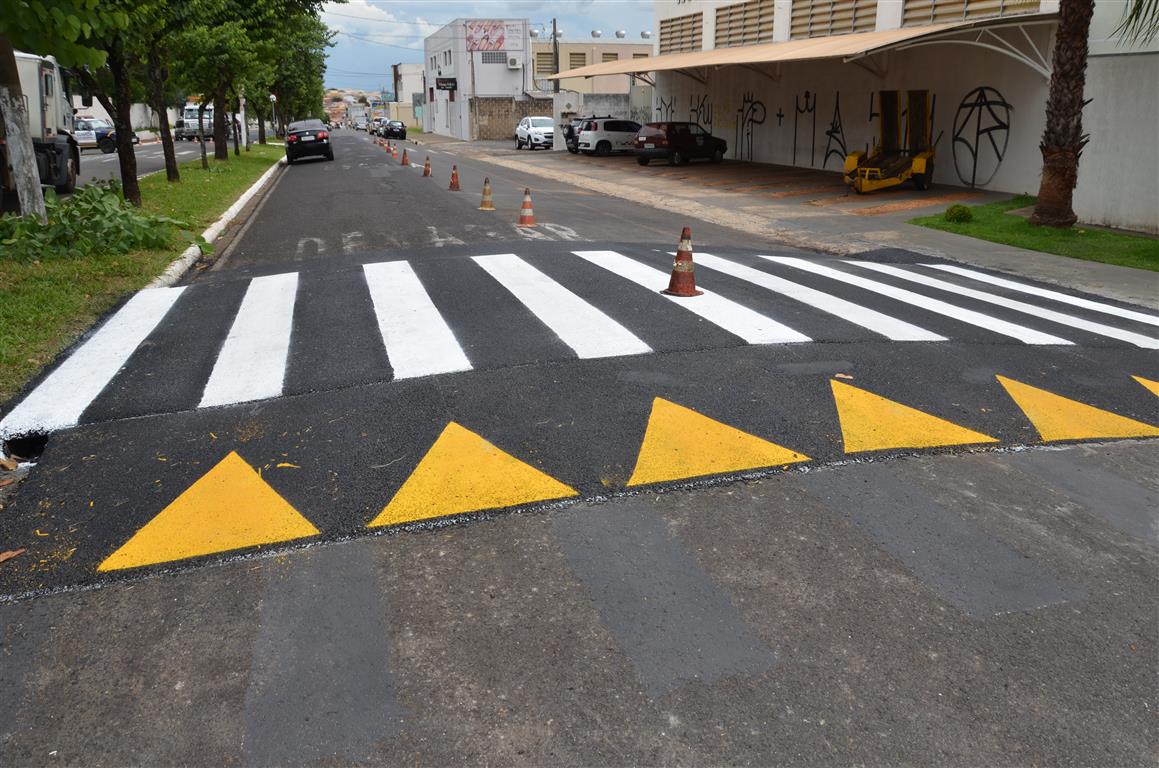 Trânsito instala lombofaixas na Av. Dom Pedro
