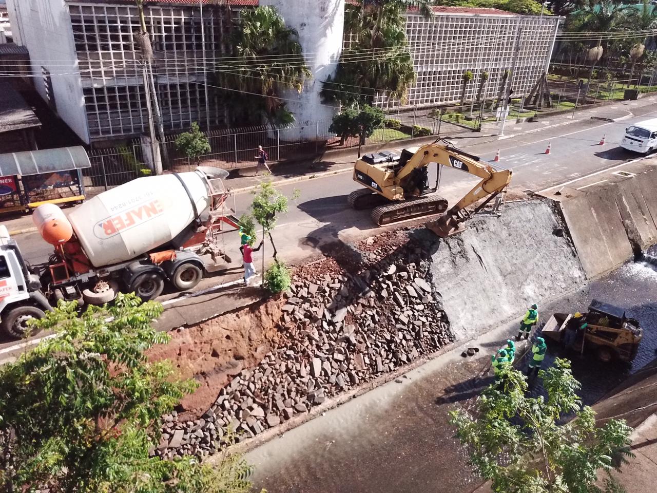 Obras nos canais avançam no Córrego Cubatão