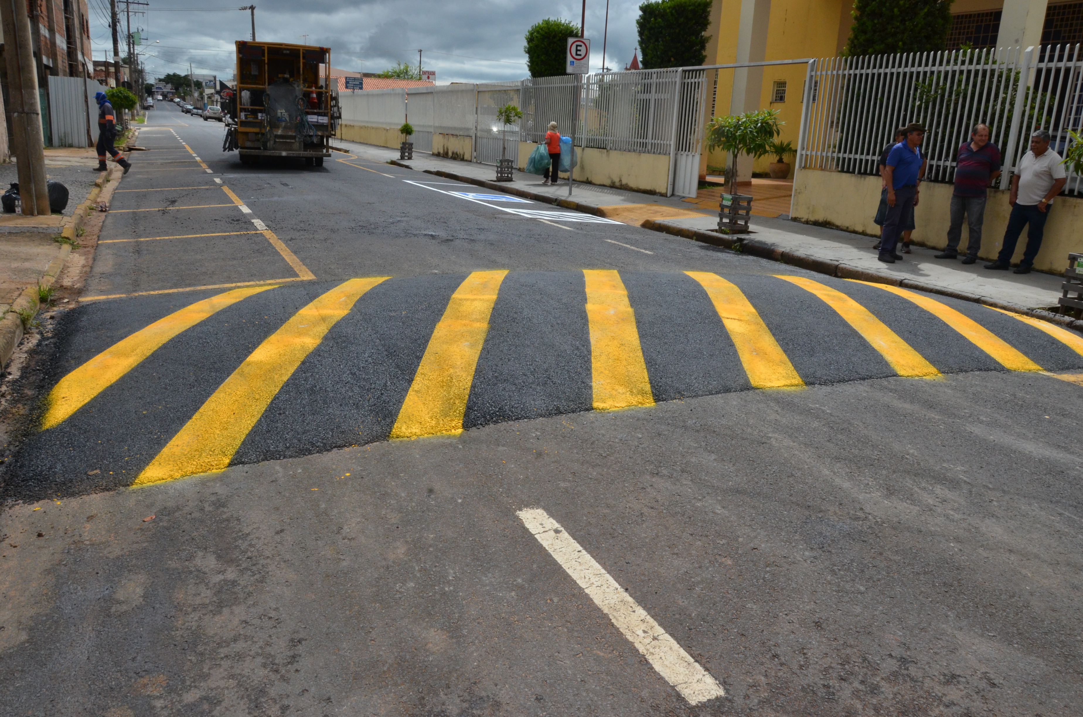 Lombada é instalada na rua Carlos de Vilhena