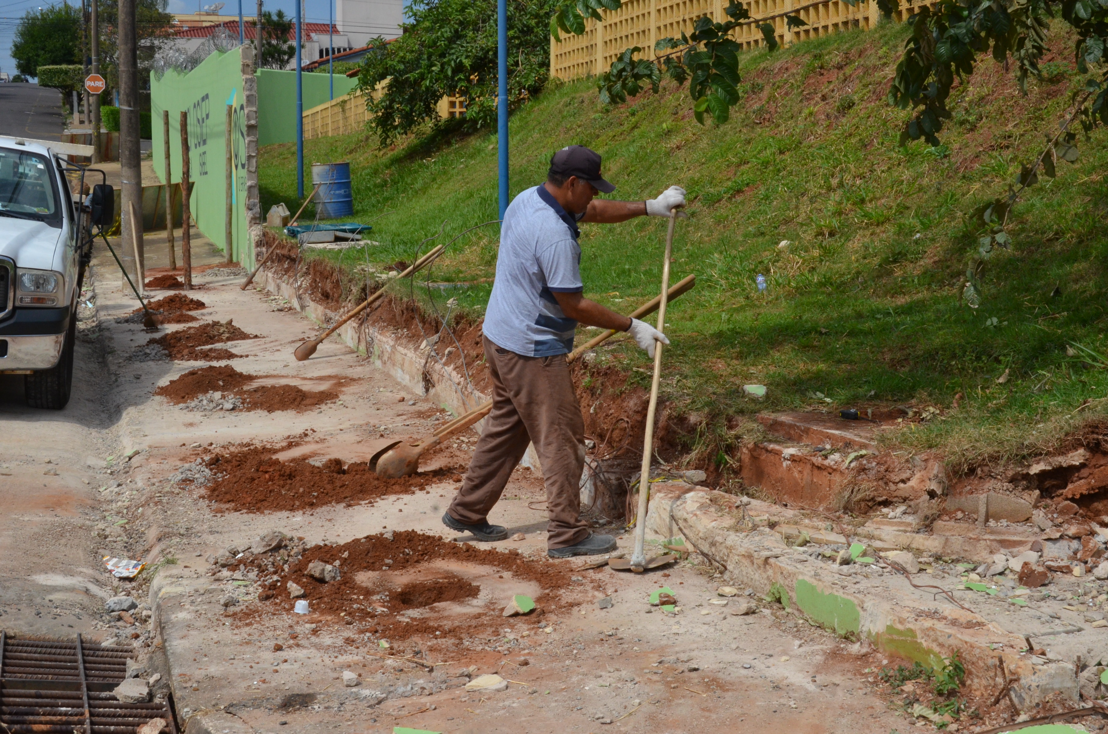 Prefeitura intervém e derruba muro em Creche na Vila Izabel