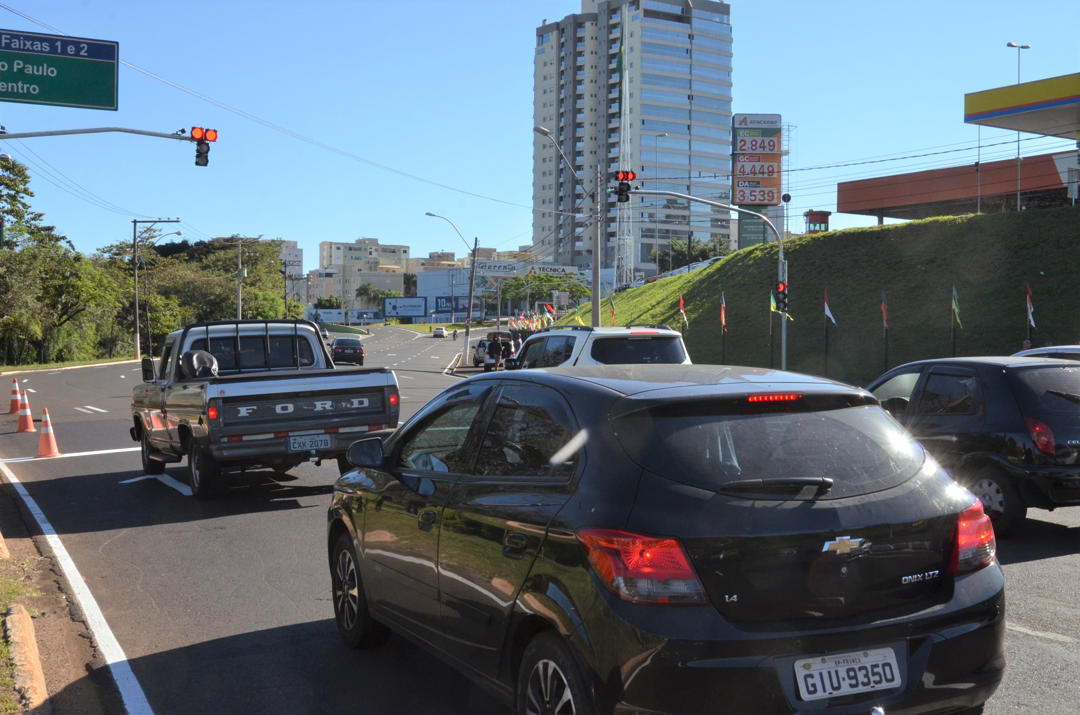 Semáforos começam a funcionar na Avenida das Seringueiras