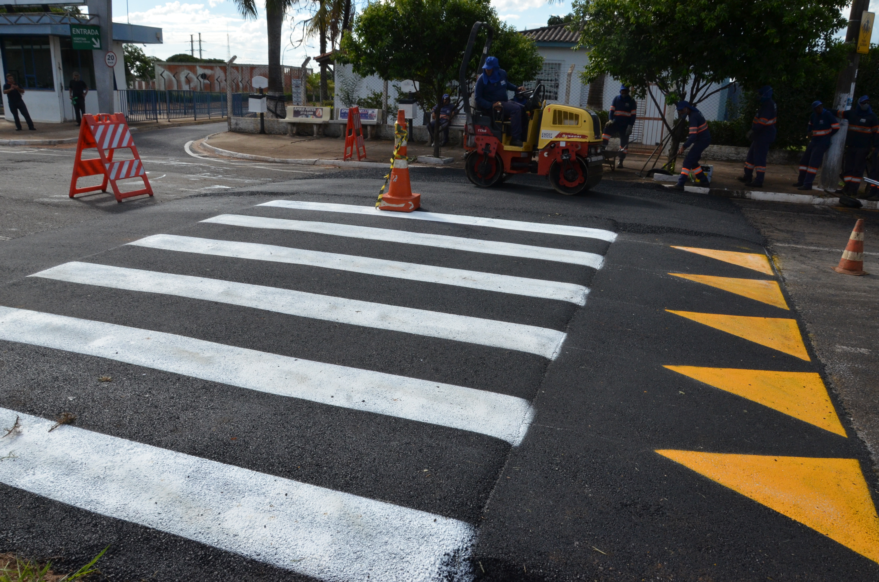 Lombofaixas são instaladas em frente ao Hospital do Câncer