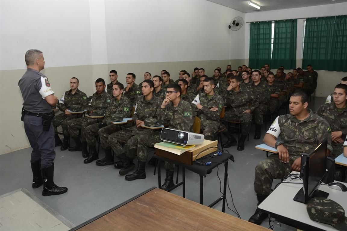 Comandante de Trânsito ministra palestra sobre Direção Defensiva para atiradores do Tiro de Guerra de Franca
