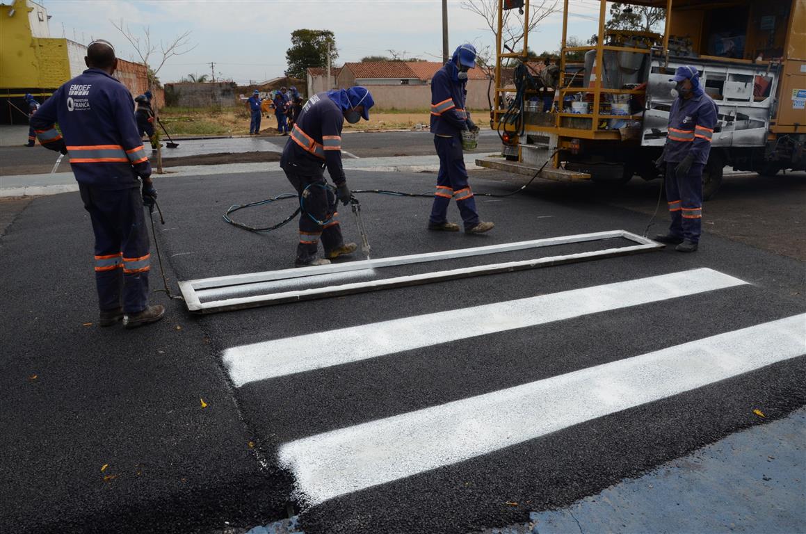 Emdef instala lombofaixas na Avenida Dr. Willian Azzuz em Miramontes