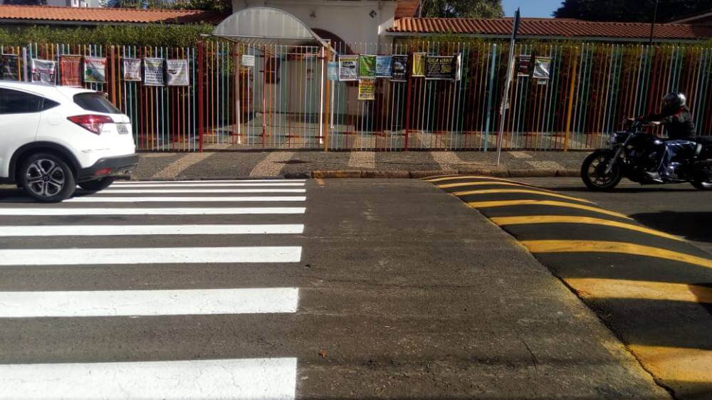 Lombada e faixas de pedestres são instaladas na Escola Caetano Petráglia