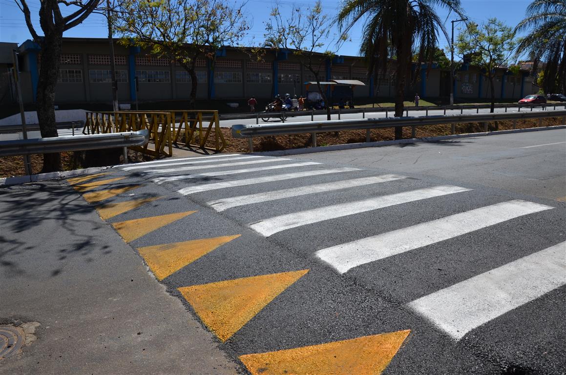 Avenida Hélio Palermo recebe lombofaixas com redutores de velocidade