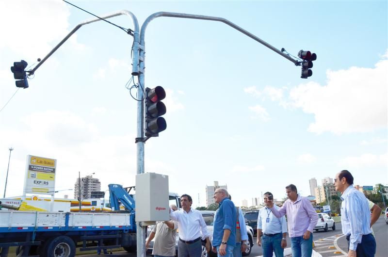 Semáforos na entrada da cidade entram em funcionamento