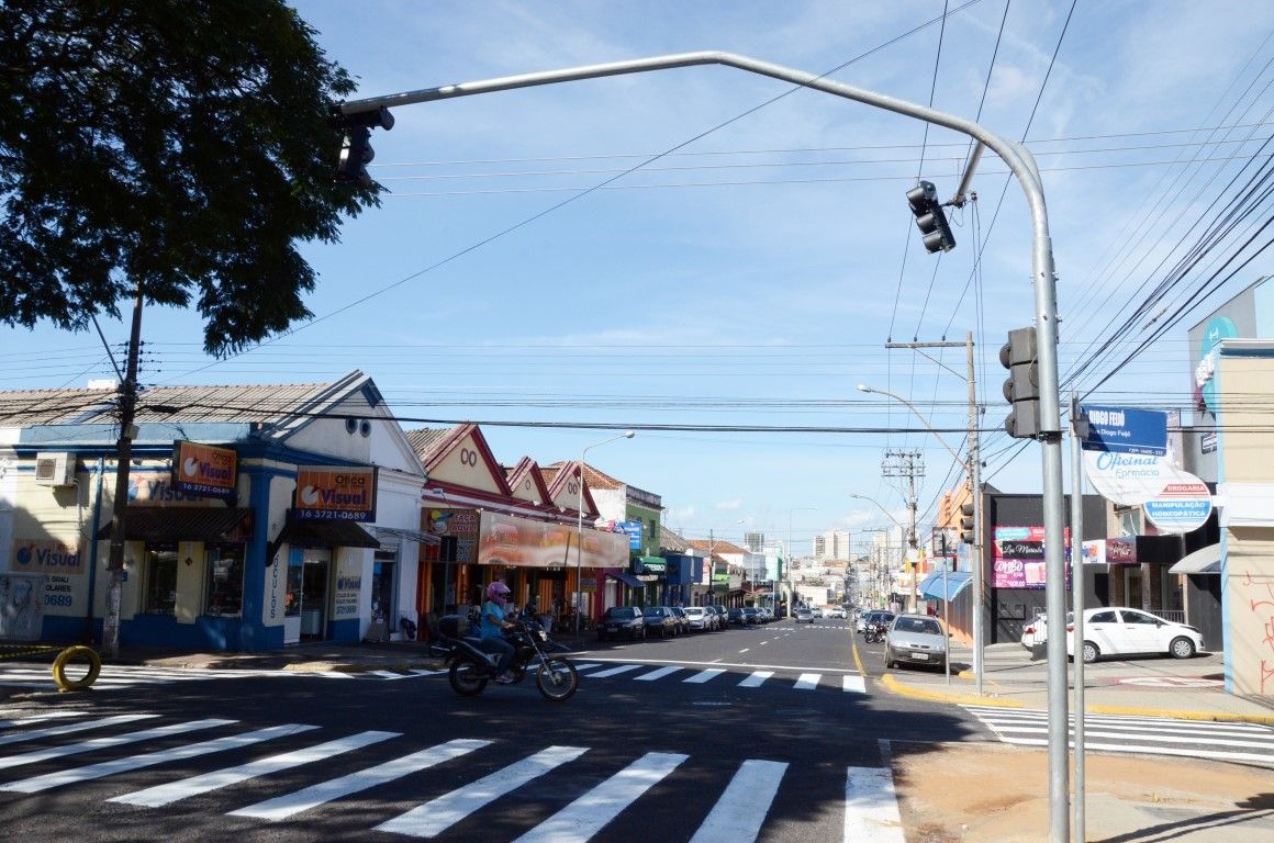 Cruzamento da Rua Voluntários da Franca na Estação recebe semáforos