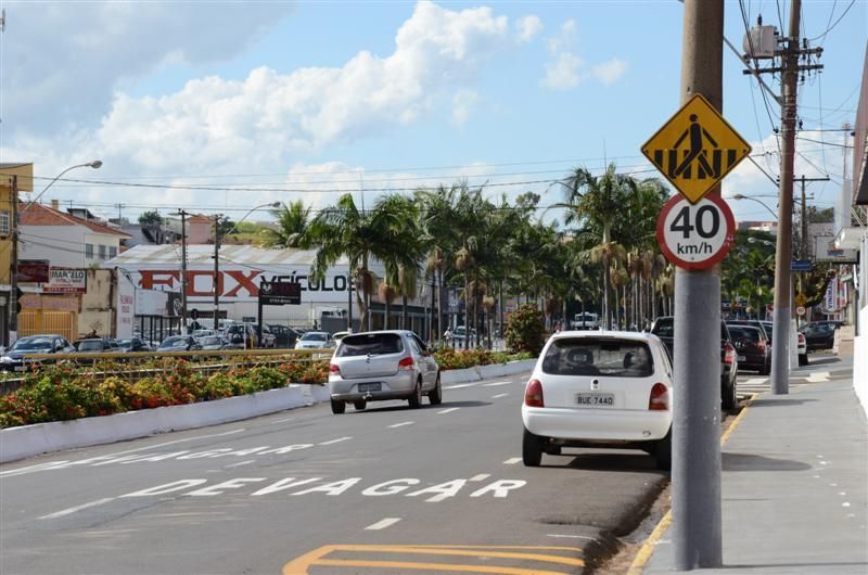 Reforço de sinalização em passarelas das marginais dá segurança aos pedestres
