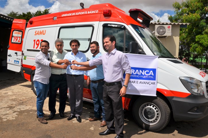 Prefeitura entrega viatura ao SAMU e cadeiras de rodas