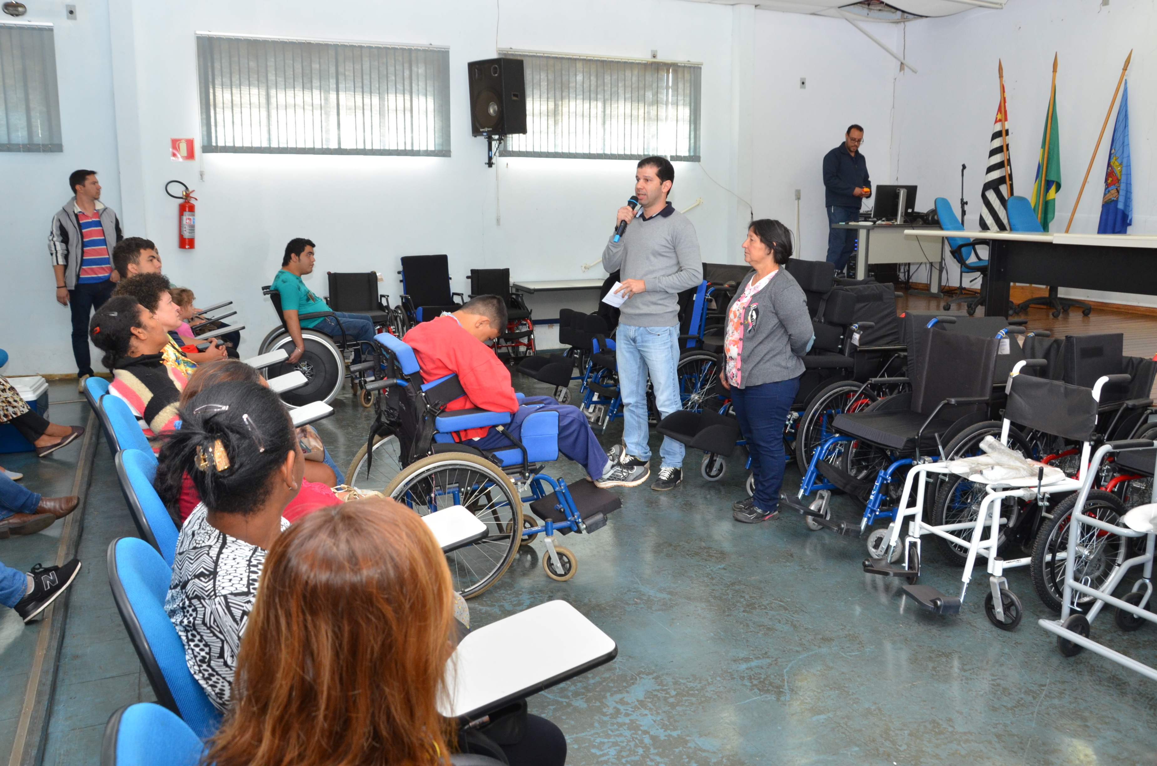 Prefeitura de Franca entrega cerca de 500 cadeiras de rodas e de banho