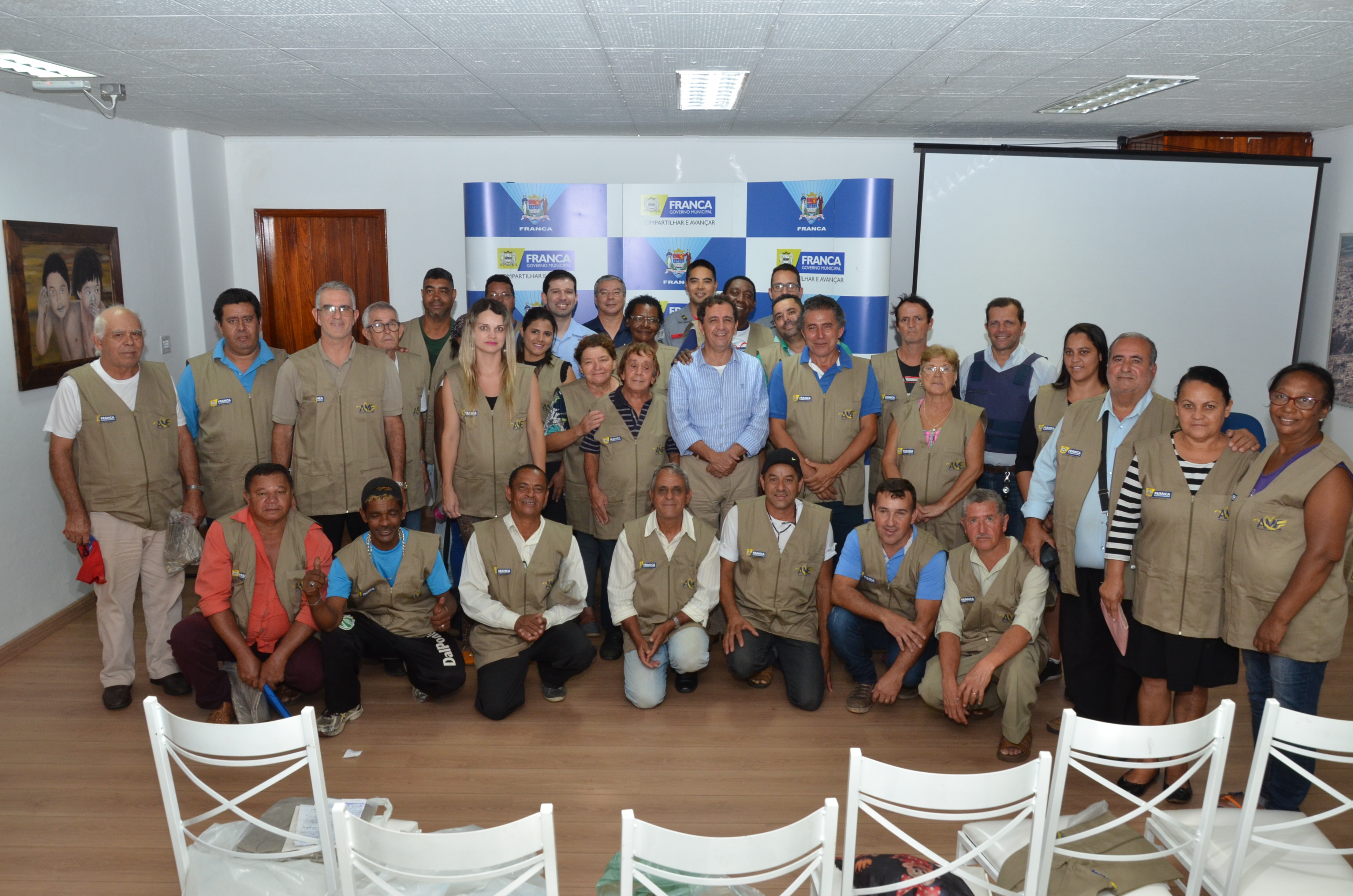 Entrega de coletes à Associação dos Mercadores de Franca