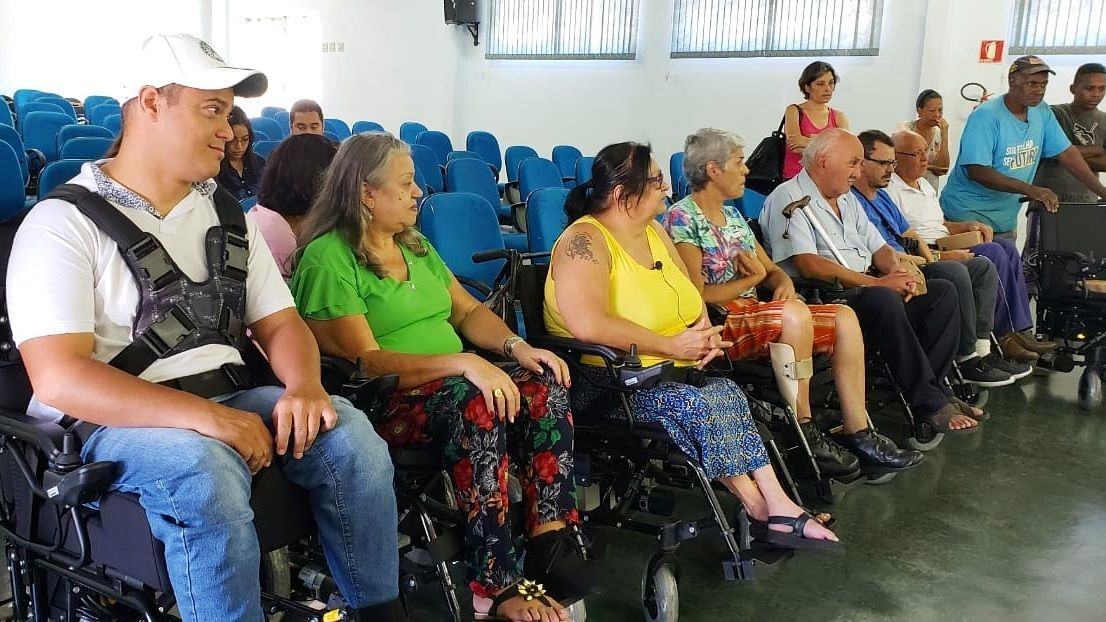 Prefeitura entrega 500 cadeiras de rodas e de banho