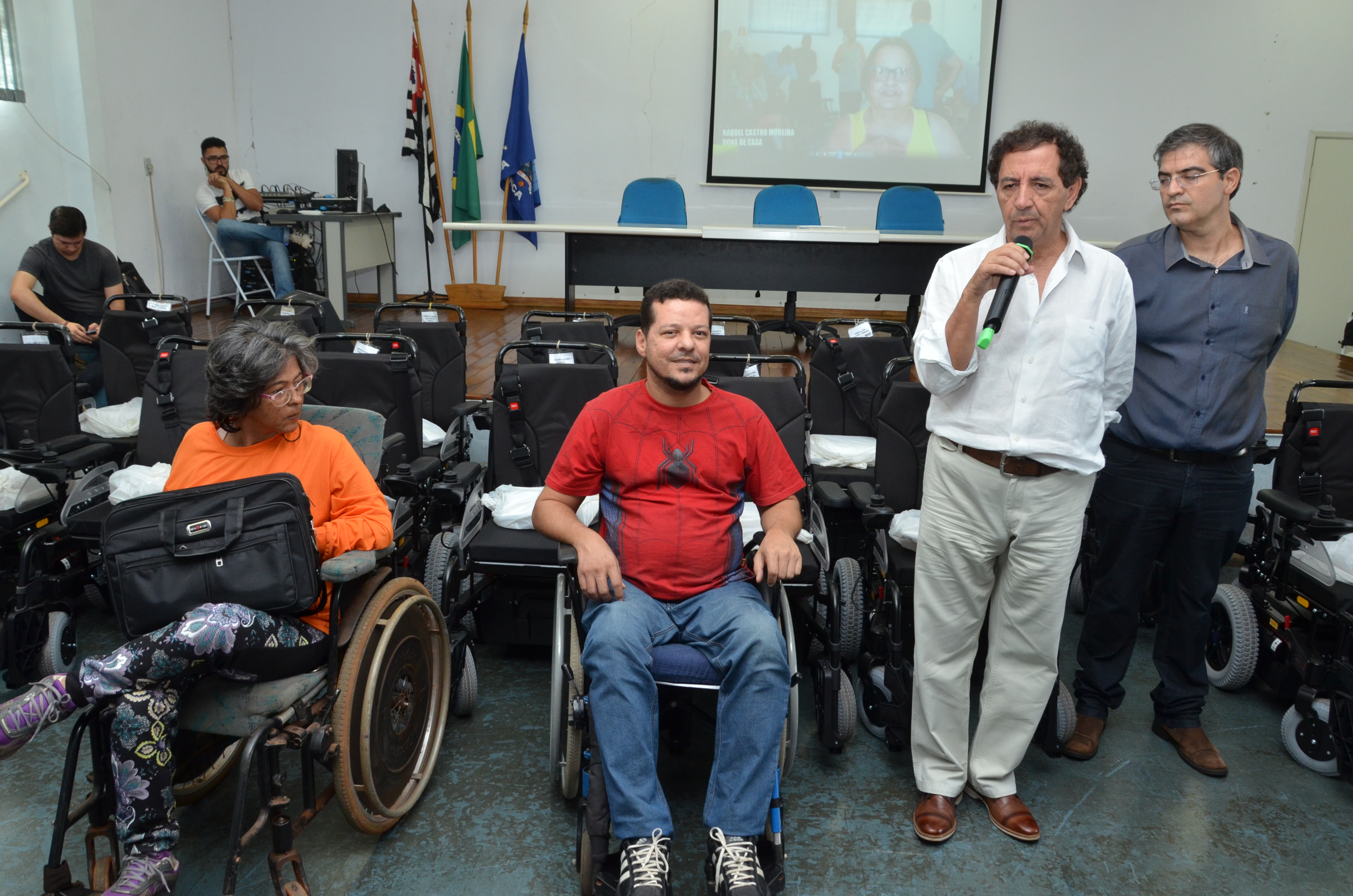 Prefeitura entrega 47 cadeiras de rodas e de banho