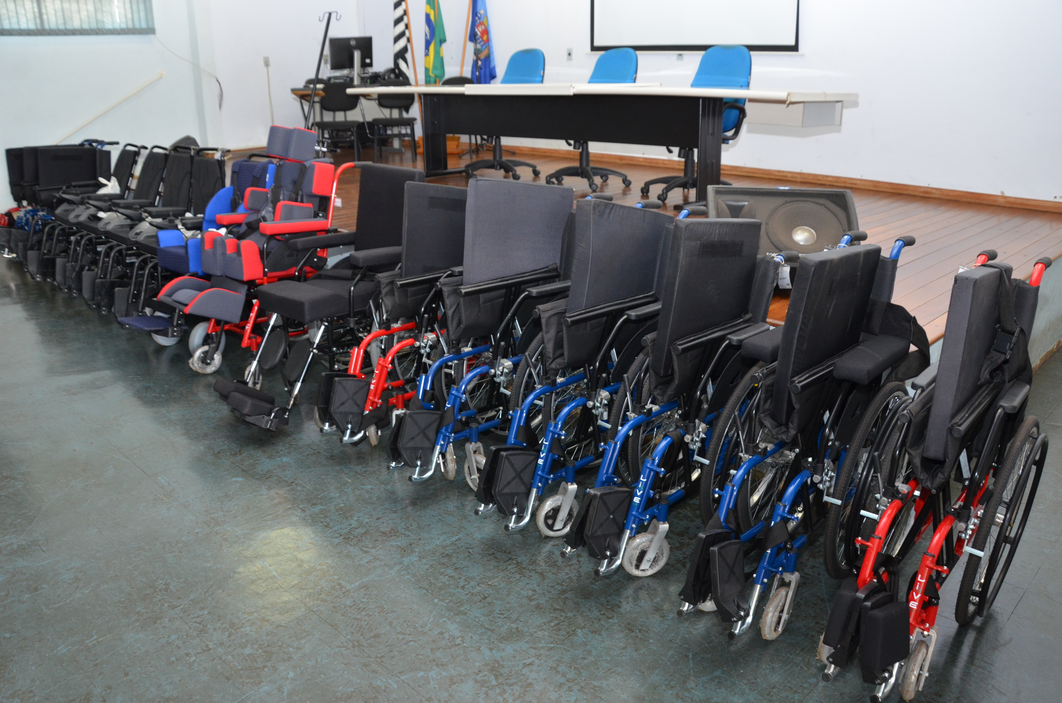 Prefeitura entrega 63 cadeiras de rodas e de banho