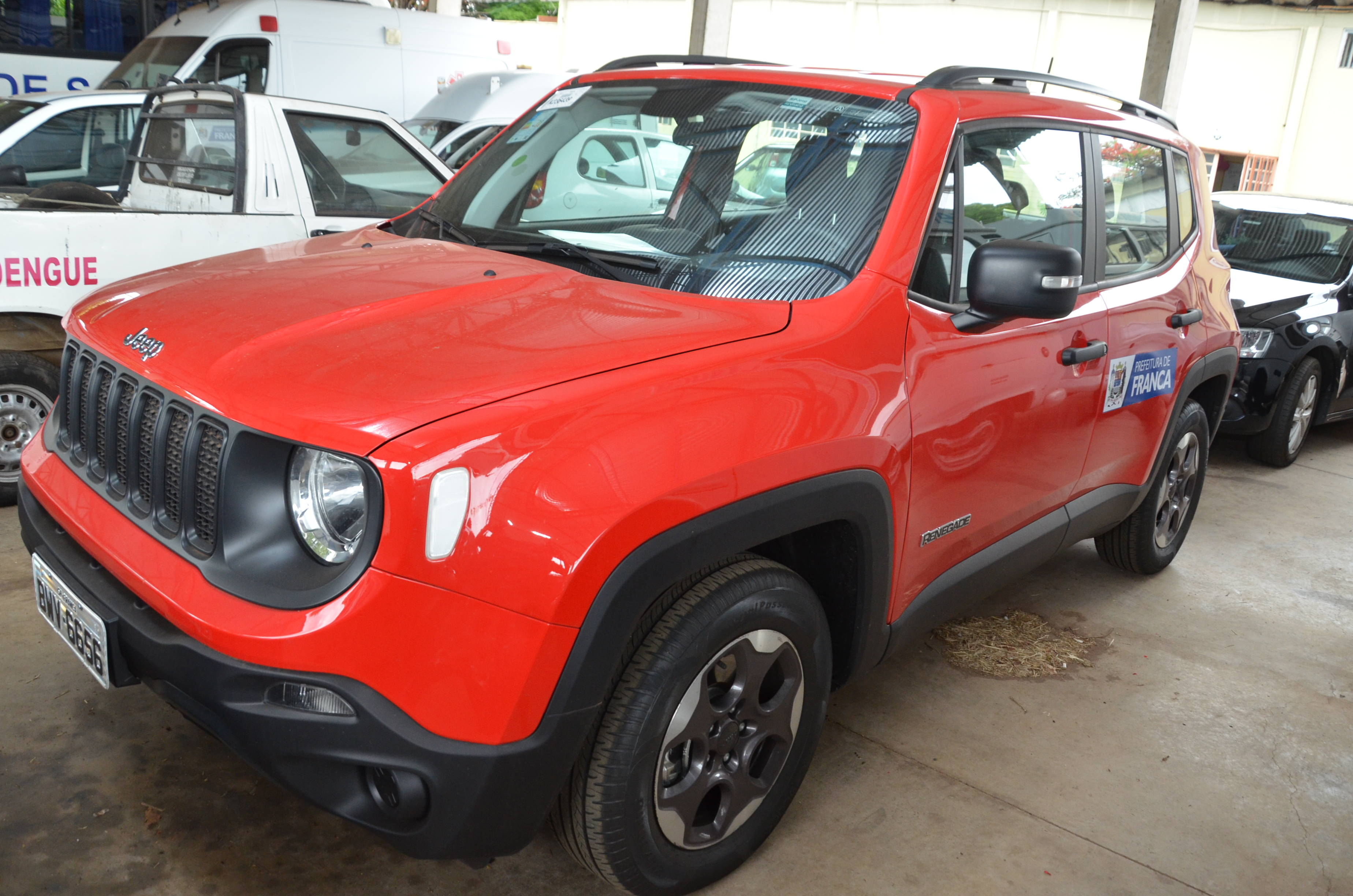 Prefeitura recebe em doação Jeep Renegade para o Cerest