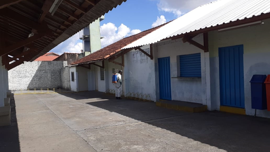 Desinfecção nos equipamentos públicos continua