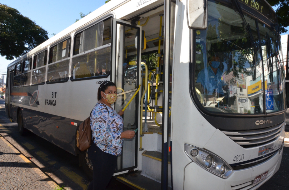 Usuários de ônibus devem usar máscaras