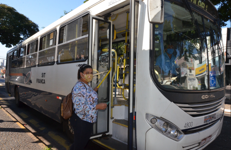 Usuários de ônibus e população aderem ao uso de máscara