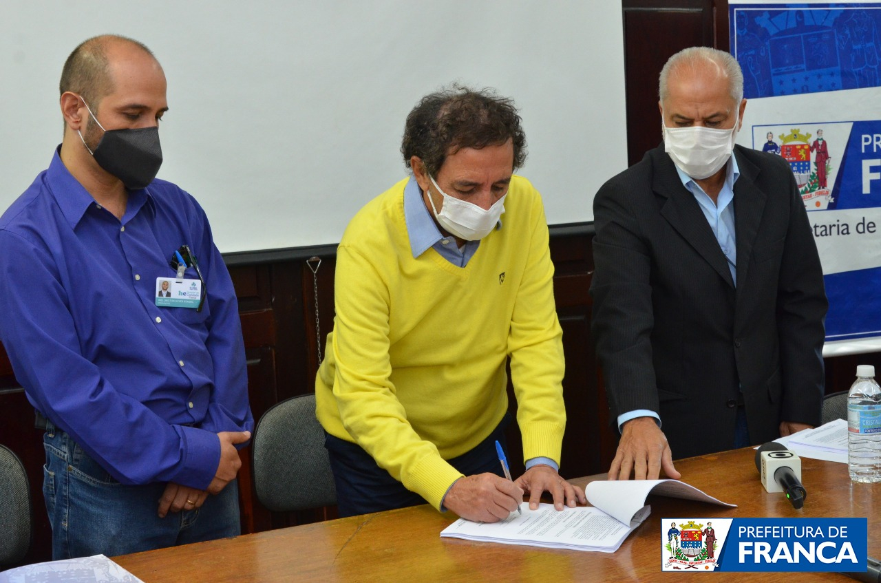 Prefeitura assina convênios com hospitais e fala de flexibilizações