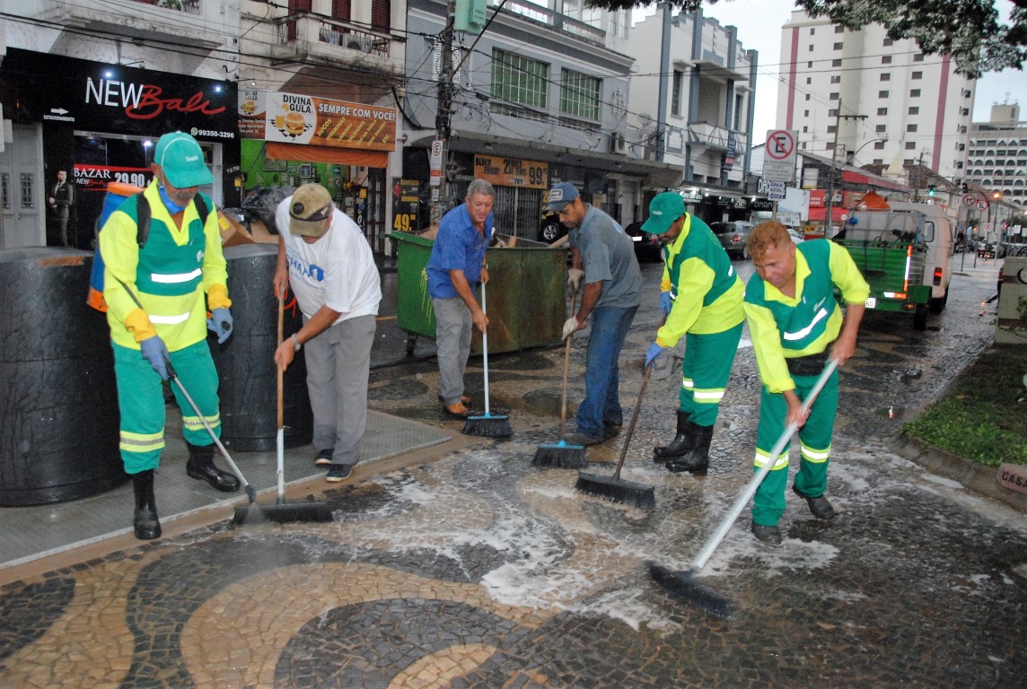 Área central recebe limpeza para o aniversário de Franca e festas de fim de ano
